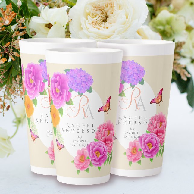 Taza De Café Latte Monograma romántico Peonies Garden Beige (Romantic Peonies Garden Monogram Beige Latte Mug.)