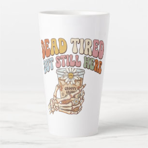 Taza De Café Latte Muerto de cansancio pero todavía aquí café esquele