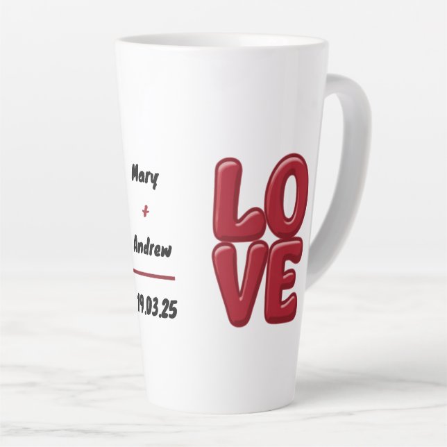 Taza De Café Latte Mug de amor rojo personalizado con nombres y fecha (Ángulo derecho)