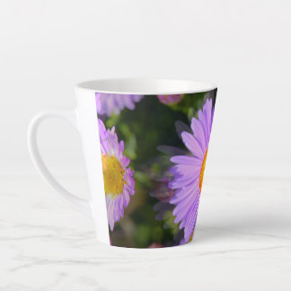 Taza De Café Latte Mugre de flores moradas