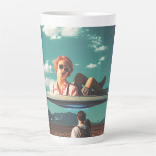 Taza De Café Latte Mujer relajándose en un OVNI en el desierto