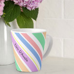 Taza De Café Latte Multicolor de rayas diagonales personalizadas<br><div class="desc">Personaliza tu taza de café con tu nombre o tu elección de palabras. El diseño presenta rayas diagonales multicolores en tonos pastel de melocotón, verde, rosa, azul, violeta, amarillo y blanco. Por favor, navegue por mi tienda si desea este diseño en un producto diferente - o envíeme un mensaje para...</div>