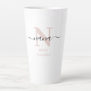 Taza De Café Latte Nana Elegante Letra de Monograma Rosa Rubor