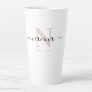Taza De Café Latte Nanna Elegante Letra de Monograma Rosa Rubor