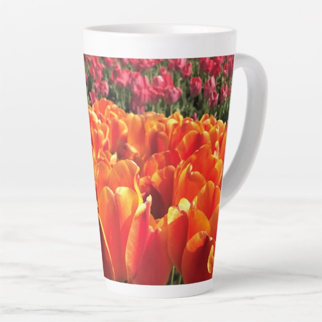 Taza De Café Latte Naranja y tulipanes rojos (Ángulo derecho)