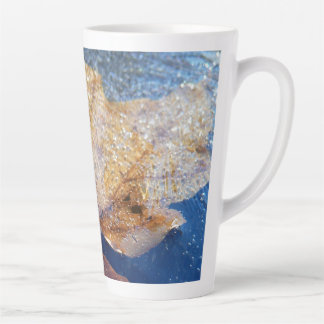 Taza De Café Latte Naturaleza otoñal de la hoja de arce amarilla cong