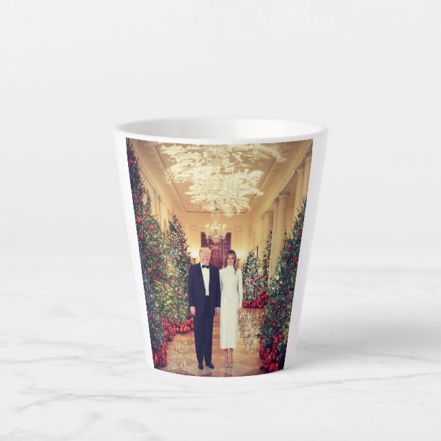 Taza De Café Latte Navidades de Trump para la Casa Blanca (Anverso)