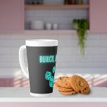 Taza De Café Latte Neon Aqua Bunco Baby<br><div class="desc">¡Los amantes del Bunco se unen y se preparan para la noche del partido! Bunco,  Baby! texto en neón acuático con dados ondulados que coinciden tiene una sensación vintage / retro</div>