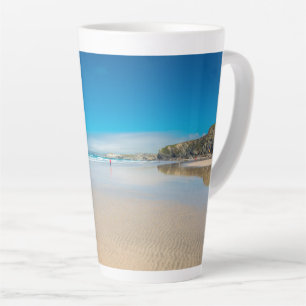 Taza De Café Latte Newquay en la costa norte de Cornualles. Inglaterr