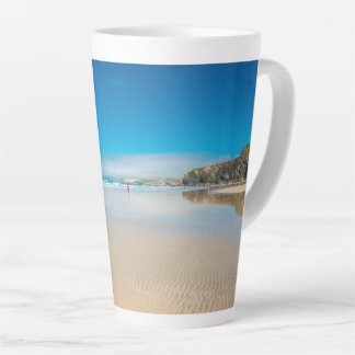 Taza De Café Latte Newquay en la costa norte de Cornualles. Inglaterr