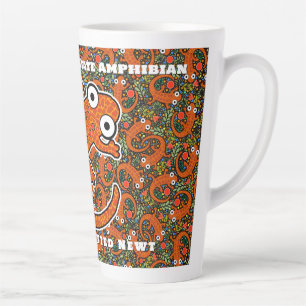 Taza De Café Latte Newt rojo visto en el suelo forestal