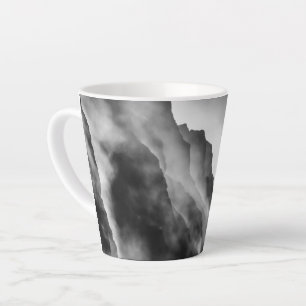 Taza De Café Latte Niebla sobre las rocas