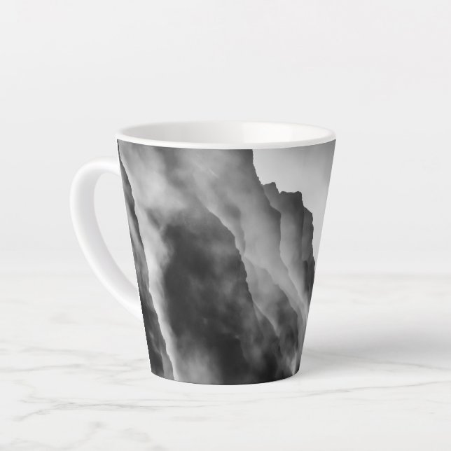 Taza De Café Latte Niebla sobre las rocas (Ángulo izquierdo)
