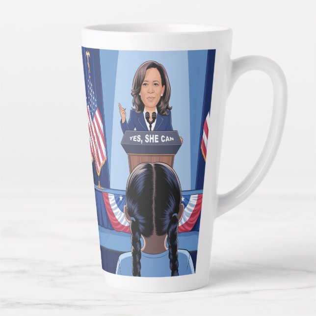 Taza De Café Latte NIECE DE KAMALA HARRIS - SÍ PUEDE Latte Mug (Derecha)