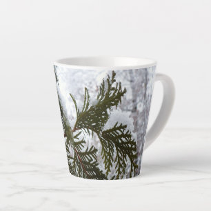 Taza De Café Latte Nieve en ramas verdes