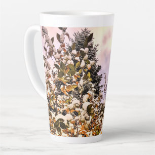 Taza De Café Latte Nieve fresca Sobre Hojas De Colores