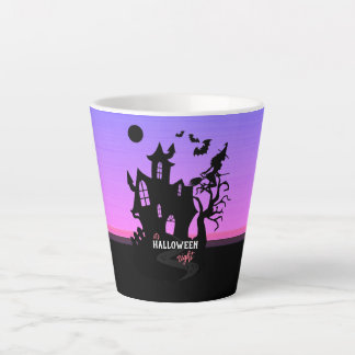 Taza De Café Latte Noche de bruja y murciélagos cazan casa en el atar