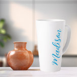 Taza De Café Latte Nombre azul brillante en el Personalizado de scrip<br><div class="desc">Una taza de café con leche en monograma azul brillante personalizada para un chica o un tipo que ama los regalos simples y escritos a mano. Hermoso guión cursivo en el costado de su botella que explica su nombre en tipografía genial.</div>