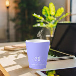 Taza De Café Latte Nombre de las iniciales del monograma de lavanda v<br><div class="desc">Fondo violeta de color lavanda. Personalice y agregue un nombre y letras monográficas. Letras blancas.</div>