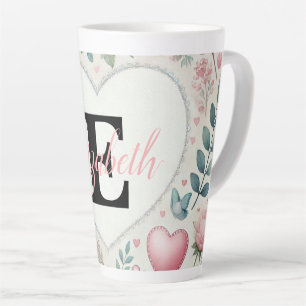 Taza De Café Latte Nombre de monograma Corazones florales vintage en 