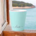 Taza De Café Latte Nombre de Monograma del Guión Azul Verde azulado M<br><div class="desc">Aqua Blue Verde azulado Simple Script Monograma Nombre Latte Café Cup Mug. Esto hace que el dulce perfecto cumpleaños 16,  boda,  ducha de novia,  aniversario,  ducha de bebé o fiesta de soltera sea regalo para alguien que ama el lujo glam y los estilos de moda.</div>