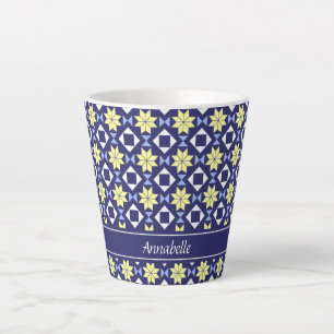 Taza De Café Latte Nombre de patrón de baldosas florales azules y ama