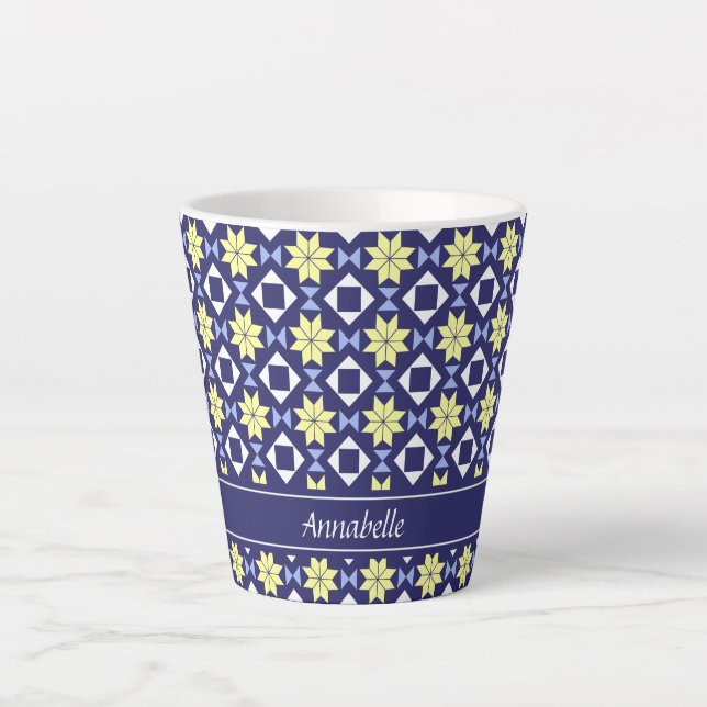 Taza De Café Latte Nombre de patrón de baldosas florales azules y ama (Anverso)