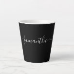 Taza De Café Latte Nombre de tipografía moderna de escritura blanca e<br><div class="desc">Un nombre de tipo de script moderno de moda mug con tipo blanco en negro. agregue su propio nombre o iniciales. Si prefiere elegir entre muchos otros tipos de letra,  haga clic en "personalizar más adelante" y utilice el menú de tipos de letra en nuestra herramienta de diseño.</div>