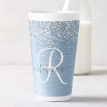Taza De Café Latte Nombre del monograma del Purpurina plateado Metali<br><div class="desc">Personaliza fácilmente este diseño de pulsera de moda de moda con purpurina brillante de bonito plateado sobre un fondo metálico cepillado azul.</div>