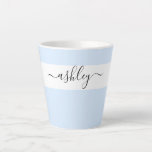 Taza De Café Latte Nombre elegante en la tipografía manuscrita en pol<br><div class="desc">Silencio personalizado con tipografía de escritura elegante y diseño minimalista. La plantilla está configurada para que agregue su nombre en blanco y negro. Un diseño moderno,  sencillo y moderno en bonito azul o,  si lo prefieres,  puedes cambiar el color de fondo. (envíeme un mensaje si necesita ayuda).</div>