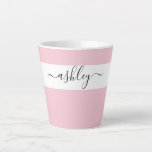 Taza De Café Latte Nombre elegante en la tipografía manuscrita rosa<br><div class="desc">Silencio personalizado con tipografía de escritura elegante y diseño minimalista. La plantilla está configurada para que agregue su nombre en blanco y negro. Un diseño moderno,  sencillo y de moda,  en rosa grisáceo o,  si lo prefieres,  puedes cambiar el color de fondo. (envíeme un mensaje si necesita ayuda).</div>