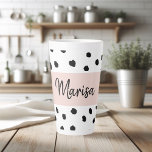 Taza De Café Latte Nombre moderno del monograma | Puntos rosados y ne<br><div class="desc">Nombre moderno del monograma | Puntos rosados y negros pasteles</div>
