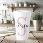 Taza De Café Latte Nombre personalizado moderno Monograma rosa<br><div class="desc">Nombre personalizado moderno Monograma rosa</div>