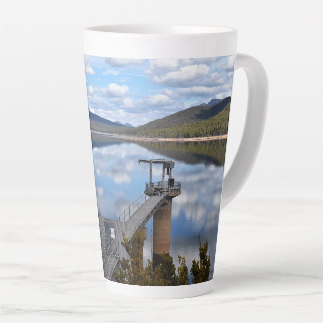 Taza De Café Latte Nubes del lago Bellfield sobre el agua residual (Ángulo derecho)