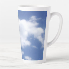 Taza De Café Latte nubes en cielo azul