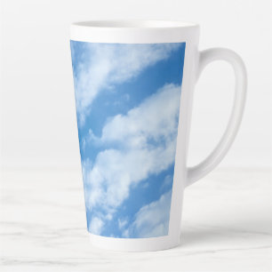 Taza De Café Latte Nubes en el cielo simples, elegantes azules y blan