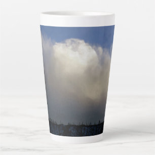Taza De Café Latte Nubes sobre el barranco
