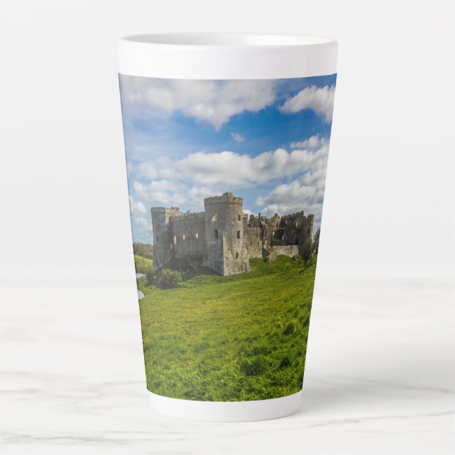 Taza De Café Latte Nubes sobre el castillo de Carew (Anverso)