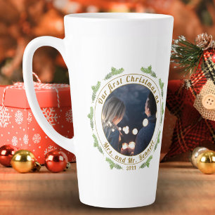Taza De Café Latte Nuestra primera Navidad como Sra. y Mr. Script Pho