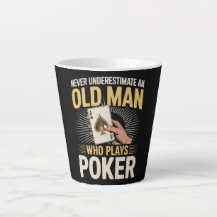 Taza De Café Latte Nunca Subestimes la Carta de Poker del Hombre Mayo