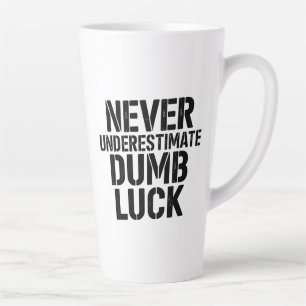 Taza De Café Latte "Nunca Subestimes la Suerte Tonta" Dicho