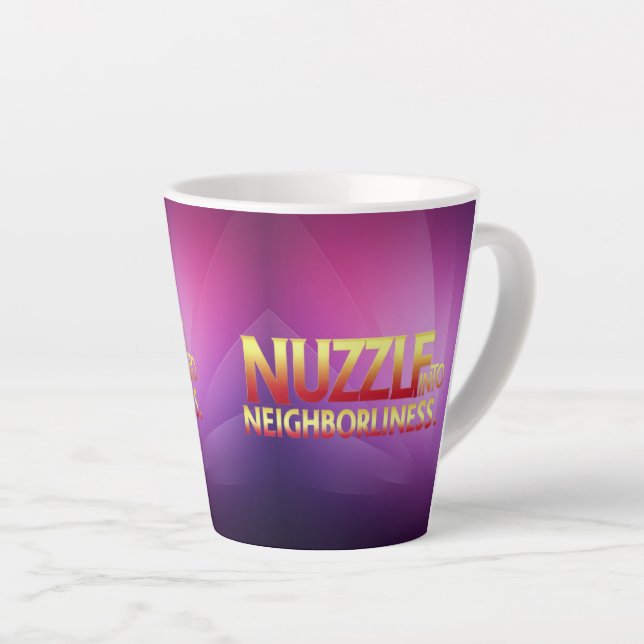 Taza De Café Latte Nuzzle en la vecindad (Ángulo derecho)
