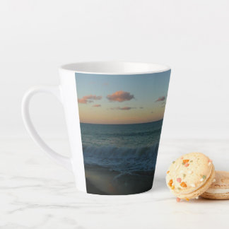Taza De Café Latte Olas estrelladas en el paisaje de Sunset Beach