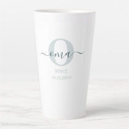 Taza De Café Latte Oma Elegant Script Monograma Verde Blanco Latte Mu