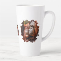 Orangutan bebé sonriente en brazos de madre
