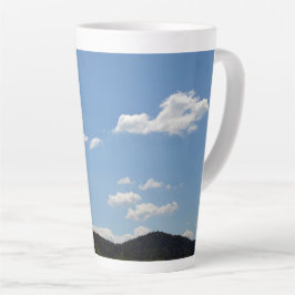 Taza De Café Latte Paisaje con colinas verdes, árboles y nubes