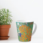 Taza De Café Latte Paisaje de los Jardín de Flores Gustav Klimt<br><div class="desc">Una taza de café con leche con la pintura del paisaje del artista austriaco Gustav Klimt,  Flower Garden o Bauerngarten,  (1907). Un hermoso jardín floreciente de flores en naranja y púrpura,  incluyendo astronómicos y petunias.</div>