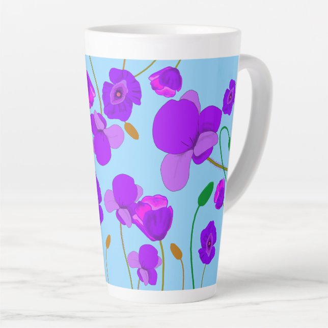 Taza De Café Latte Papaver Poppy Lilac sobre fondo pálido-azul (Ángulo derecho)