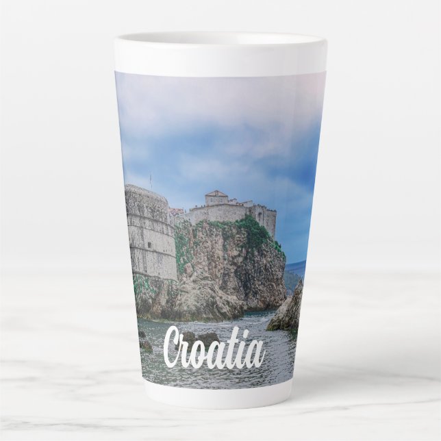 Taza De Café Latte Paredes de fortaleza, costa rocosa y mar en Croaci (Anverso)