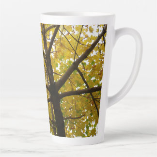 Taza De Café Latte Pareja de arce amarillo naturaleza otoñal